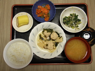 きょうのお昼ご飯は、鶏つくね煮、白菜の和風コールスロー、じゃこ煮、味噌汁、果物でした。