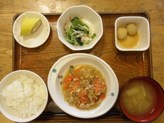 今日のお昼ご飯は、華風煮、みぞれ和え、里芋の味噌煮、味噌汁、果物です。