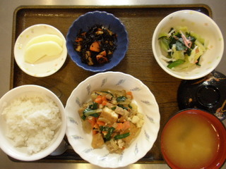 きょうのお昼ご飯は、豚肉と厚揚げの味噌炒め、ひじき煮、甘酢和え、味噌汁、果物でした。