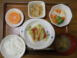 今日のお昼ご飯は、鶏挽肉とキャベツの重ね蒸し、サラダ、煮物、味噌汁、果物です。