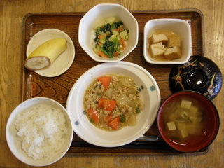 今日のお昼ご飯は、大根のそぼろ煮、和え物、含め煮、味噌汁、果物です。