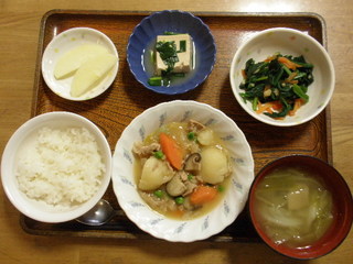 きょうのお昼ご飯は、焼き魚、煮物、酢みそ和え、味噌汁、果物でした。