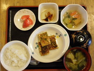 今日のお昼ご飯は、松風焼き、くず煮、ふろふき大根、味噌汁、果物です。