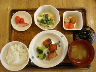 今日のお昼ご飯は、鮭のコロコロ揚げ、中華和え、里芋の味噌ダレ、味噌汁、果物です。