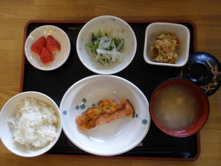 今日のお昼ご飯は、鮭の生姜じょうゆ焼き、炒りおから、大根ナムル、味噌汁、果物でした。