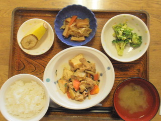 きょうのお昼ご飯は、豚肉と厚揚げの味噌炒め、煮物、生姜じょうゆ和え、味噌汁、果物でした。