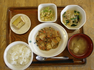 今日のお昼ご飯は、家常豆腐、春雨サラダ、煮浸し、味噌汁、果物です。