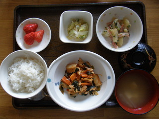 きょうのお昼ご飯は、ケチャップ煮、ごま和え、煮浸し、味噌汁、果物でした。