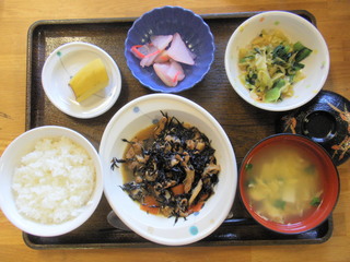 きょうのお昼ご飯は、磯炒め、和え物、紅生姜大根、味噌汁、果物でした。