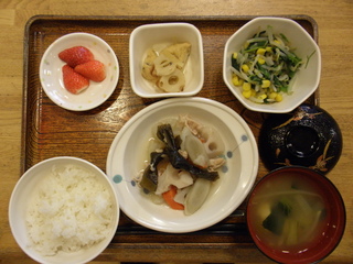 今日のお昼ご飯は、豚肉と根菜の和風ポトフ、和え物、煮物、味噌汁、果物です。