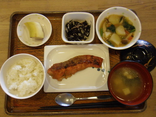 今日のお昼ご飯は、鮭のフキ味噌焼き、煮物、ひじきの酢の物、味噌汁、果物でした。