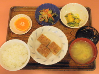 きょうのお昼ご飯は、和風ミートローフ、かぼちゃサラダ、浅漬け、味噌汁、果物でした。