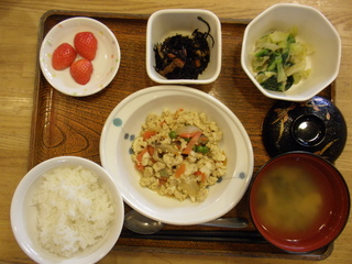 今日のお昼ご飯は、炒り豆腐、ひじき煮、和え物、味噌汁、果物です。