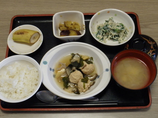 今日のお昼ご飯は、鶏つくね煮、白和え、大学芋煮、味噌汁、果物でした。