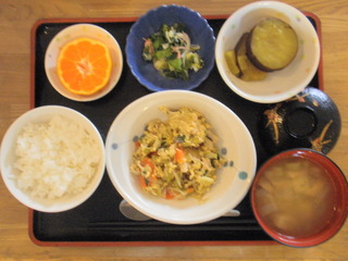 きょうのお昼ご飯は、親子煮、おろし和え、さつま芋煮、味噌汁、果物でした。