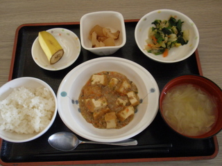 ３月９日（土）のお昼ご飯は、家常豆腐、和え物、煮物、味噌汁、果物でした。