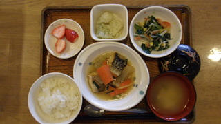 今日のお昼ご飯は、鯖の生姜鍋、ほうれん草の中華和え、粉ふき芋、味噌汁、果物でした。
