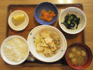 きょうのお昼ご飯は、厚揚げと白菜の塩炒め、じゃこ人参、お浸し、味噌汁、果物でした。