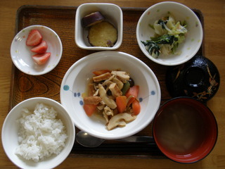 今日のお昼ご飯は、炊き合わせ、みぞれ和え、さつま芋煮、味噌汁、果物でした。