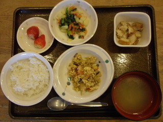 今日のお昼ご飯は、親子煮、じゃが芋の酢みそ和え、煮物、味噌汁、果物でした。
