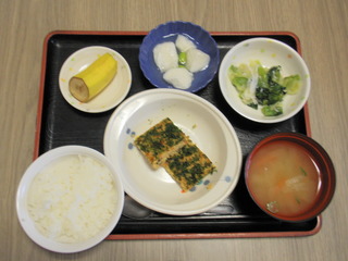 きょうのお昼ご飯は、松風焼き、煮物、酢の物、味噌汁、くだものでした。
