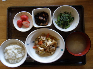 今日のお昼ご飯は、厚揚げと白菜の塩炒め、ひじき煮、生姜じょうゆ和え、味噌汁、くだものでした。