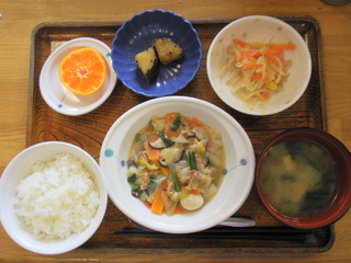 きょうのお昼ご飯は、八宝菜、中華サラダ、煮物、味噌汁、くだものでした。