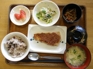今日のお昼ご飯は、お赤飯、焼き魚、きんぴら、和え物、かきたま汁、果物です。