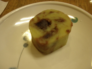 今日のおやつは、さつま芋のマーブル巻です。