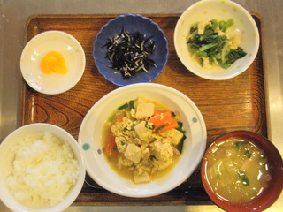 きょうのお昼ご飯は、高野豆腐の卵とじ、煮浸し、酢の物、味噌汁、くだものでした。