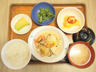 きょうのお昼ご飯は、すき焼き風煮、胡麻和え、炒り卵、味噌汁、くだものでした。
