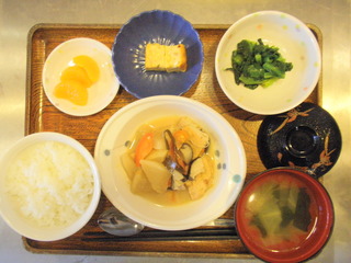 きょうのお昼ご飯は、がんもと野菜の含め煮、卵焼き、辛子和え、味噌汁、くだものでした。