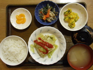 きょうのお昼ごはんは、キャベツと挽肉の重ね蒸し、かぼちゃサラダ、煮浸し、味噌汁、果物でした。
