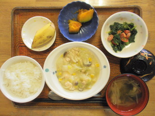 きょうのお昼ご飯は、鶏肉と白菜のクリーム煮、かぼちゃ煮、ほうれん草サラダ、味噌汁、くだものでした。