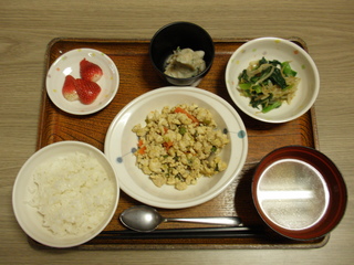 今日のお昼ご飯は、炒り豆腐、おかか和え、つぶし里芋のなめたけ和え、味噌汁、果物です。