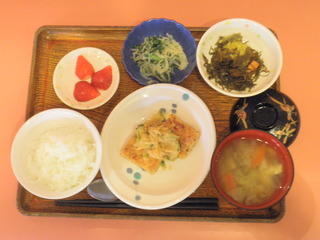 きょうのお昼ご飯は、和風ハンバーグ、胡麻和え、煮物、味噌汁、くだものでした。