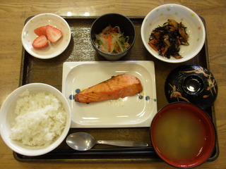 今日のお昼ご飯は、鮭の生姜しょうゆ焼き、ひじき煮、和え物、味噌汁、果物です。