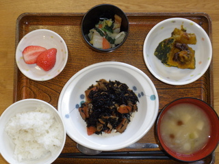 今日のお昼ご飯は、磯炒め、和え物、いとこ煮、味噌汁、果物です。