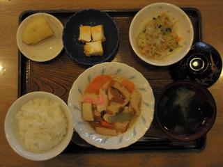 きょうのお昼ご飯は、炊き合わせ、はんぺんのピカタ、野菜炒め、味噌汁、くだものでした。