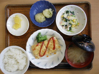 きょうのお昼ごはんは、ツナハンバーグ、サラダ、青のりポテト、味噌汁、果物でした。