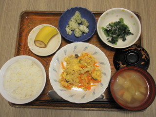 きょうのお昼ご飯は、豚肉と人参の卵とじ、青のりポテト、みぞれ和え、味噌汁、くだものでした。