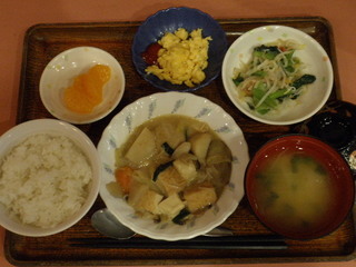 きょうのお昼ごはんは、けんちん煮、酢みそ和え、コーン炒り卵、味噌汁、味噌汁でした。