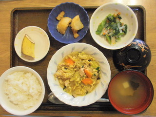 きょうのお昼ご飯は、親子煮、和え物、じゃが煮、味噌汁、くだものでした。