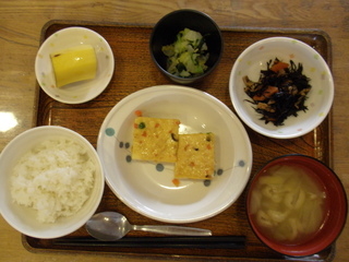 今日のお昼ご飯は、ぎせい豆腐、ひじき煮、和え物、味噌汁、果物です。
