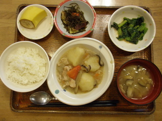 今日のお昼ご飯は、吉野煮、切り昆布煮、青菜の辛し和え、味噌汁、果物です。