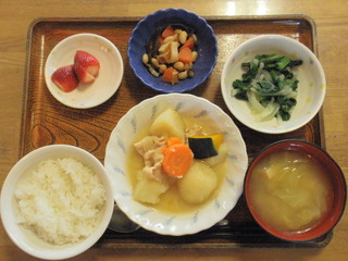 きょうのお昼ご飯は、鶏肉のあっさり煮、和え物、大豆五目煮、味噌汁、果物でした。