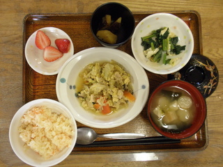 今日のお昼ご飯は、親子煮、酢味噌和え、芋煮、味噌汁、果物です。