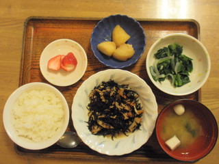 きょうのお昼ご飯は、磯炒め、和え物、じゃがいもの甘辛煮、味噌汁、くだものでした。