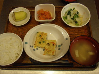 今日のお昼ご飯は、擬製豆腐、和え物、人参のじゃこ煮、味噌汁、果物でした。