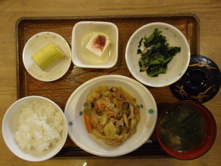 今日のお昼ご飯は、かにたま、春雨の和え物、煮物、味噌汁、果物でした。